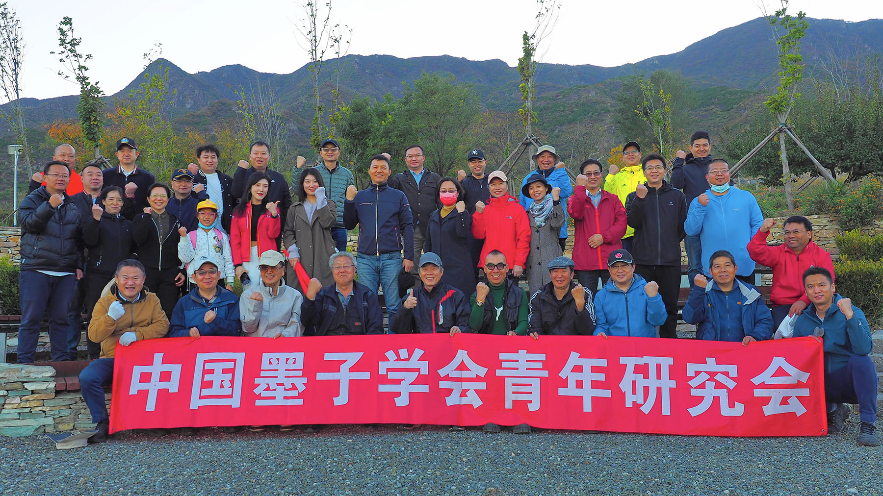庆祝二十大奋进新征程:绿水青山绿化公益活动。